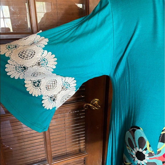 Bright tunic size M but fits like large - Picture 2 of 4